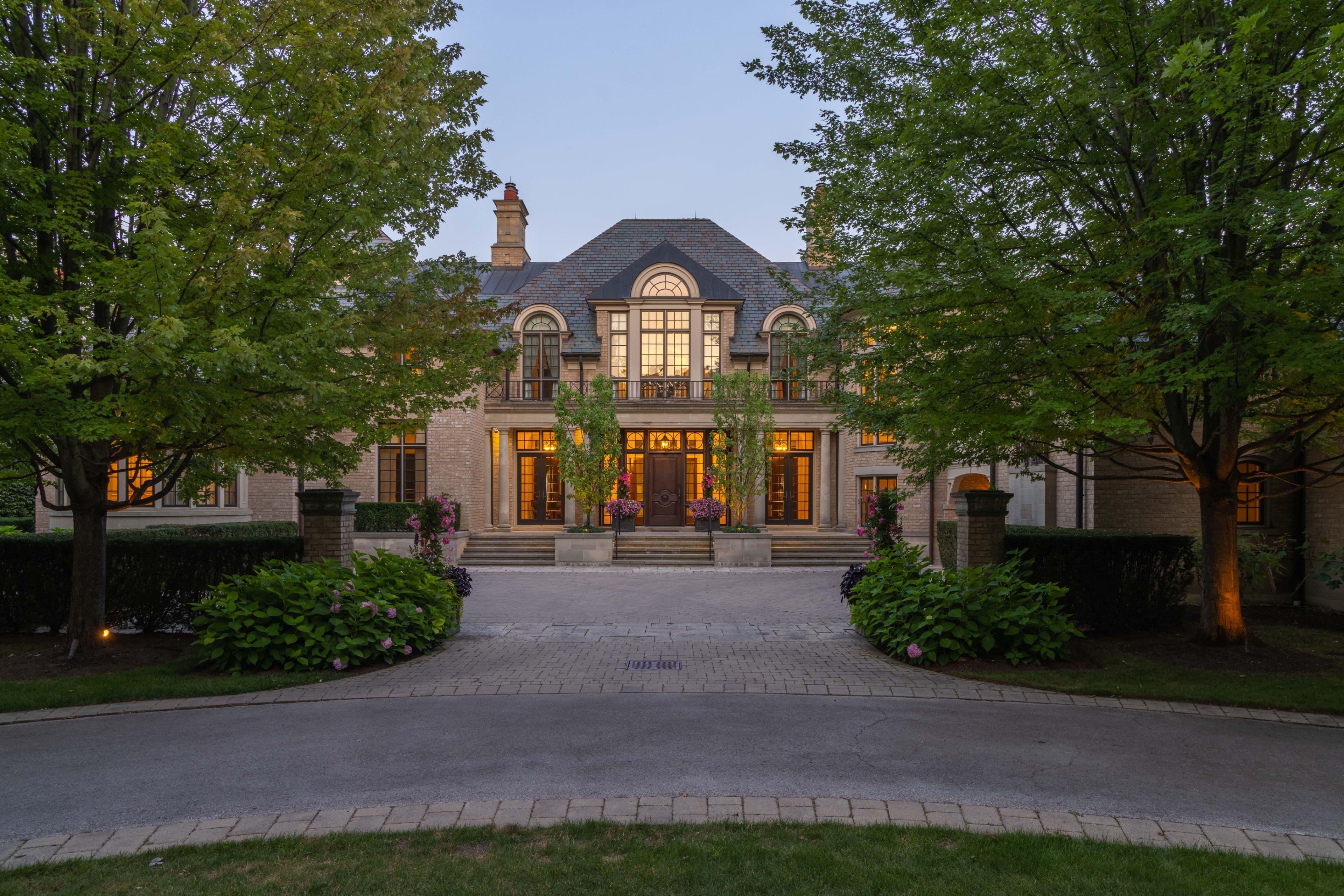 Secondary listing photo of 7 bedroom Detached house in Oakville at 2054 Lakeshore Road.