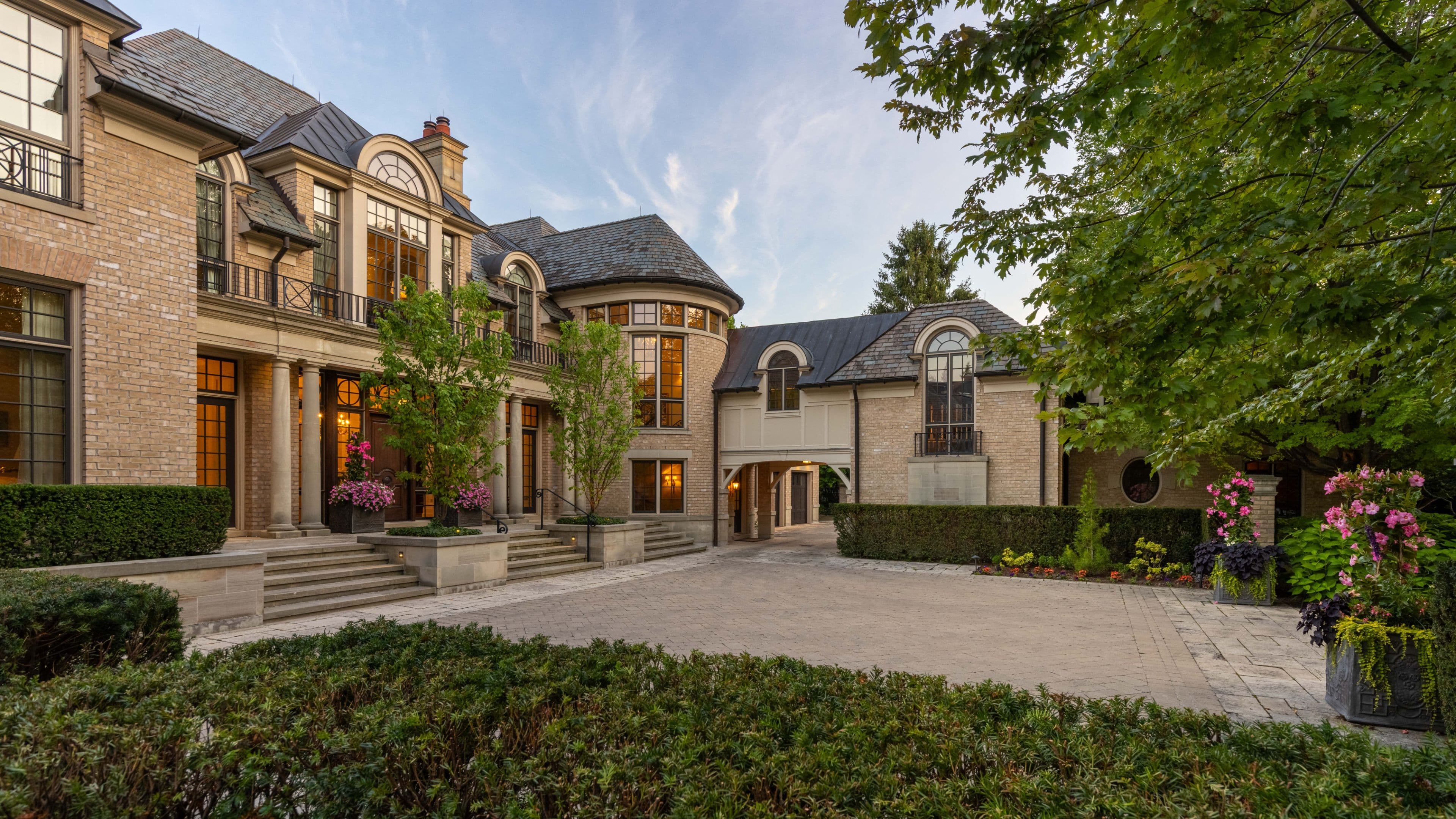 Additional listing photo of 7 bedroom Detached house in Oakville at 2054 Lakeshore Road.